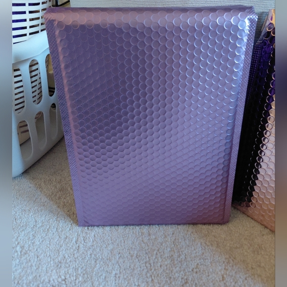 NWT -15ct. Iridescent Metallic Bubble Mailer Mix –8.5x11,8x10, 6.5x10 - Picture 4 of 5